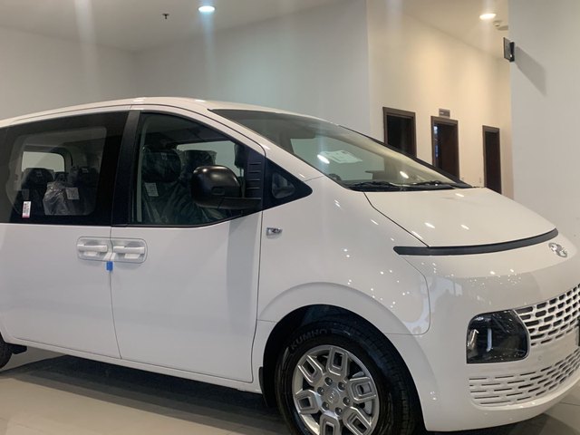 Hyundai Staria 2024 — front view