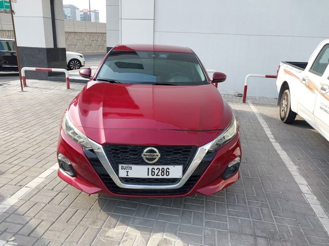Nissan Altima 2022 — side angle view