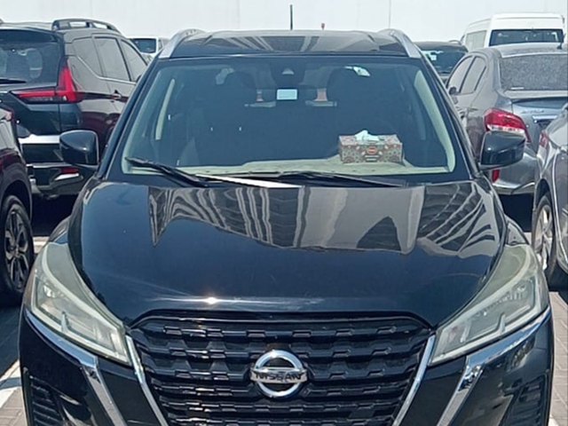 Nissan Kicks 2021 — side angle view